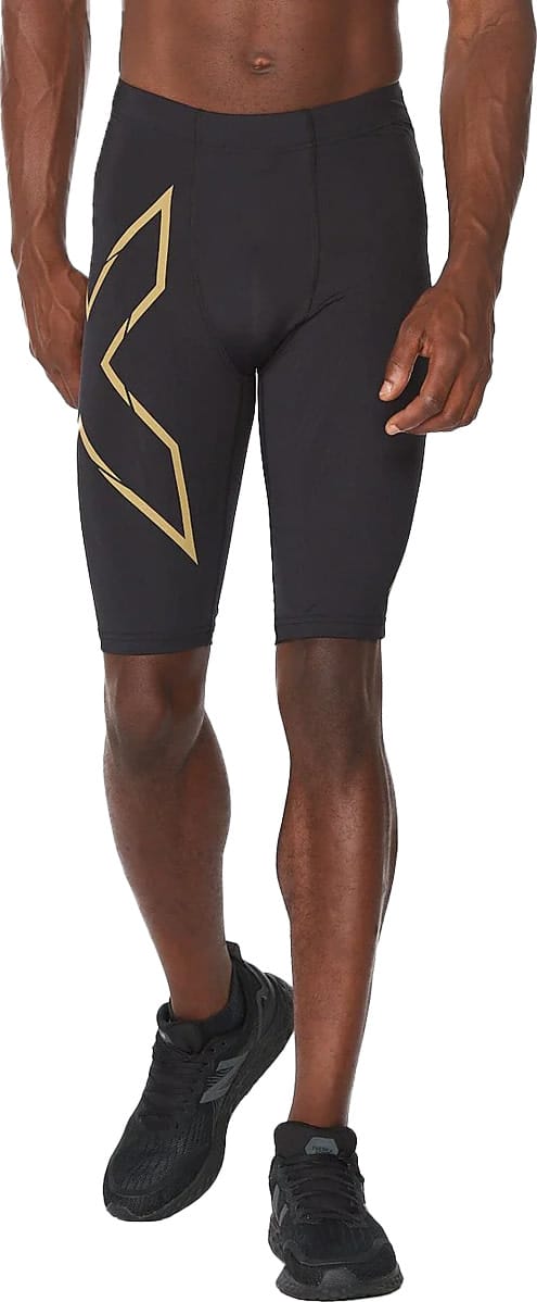 https://www.fjellsport.no/assets/blobs/2xu-men-s-mcs-run-compression-shorts-black-gold-reflective-695ef15a13.jpeg?preset=tiny&dpr=2