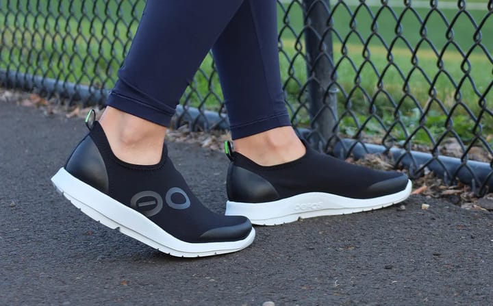 OOFOS Women's Oomg Sport Low Shoe White/Black OOFOS