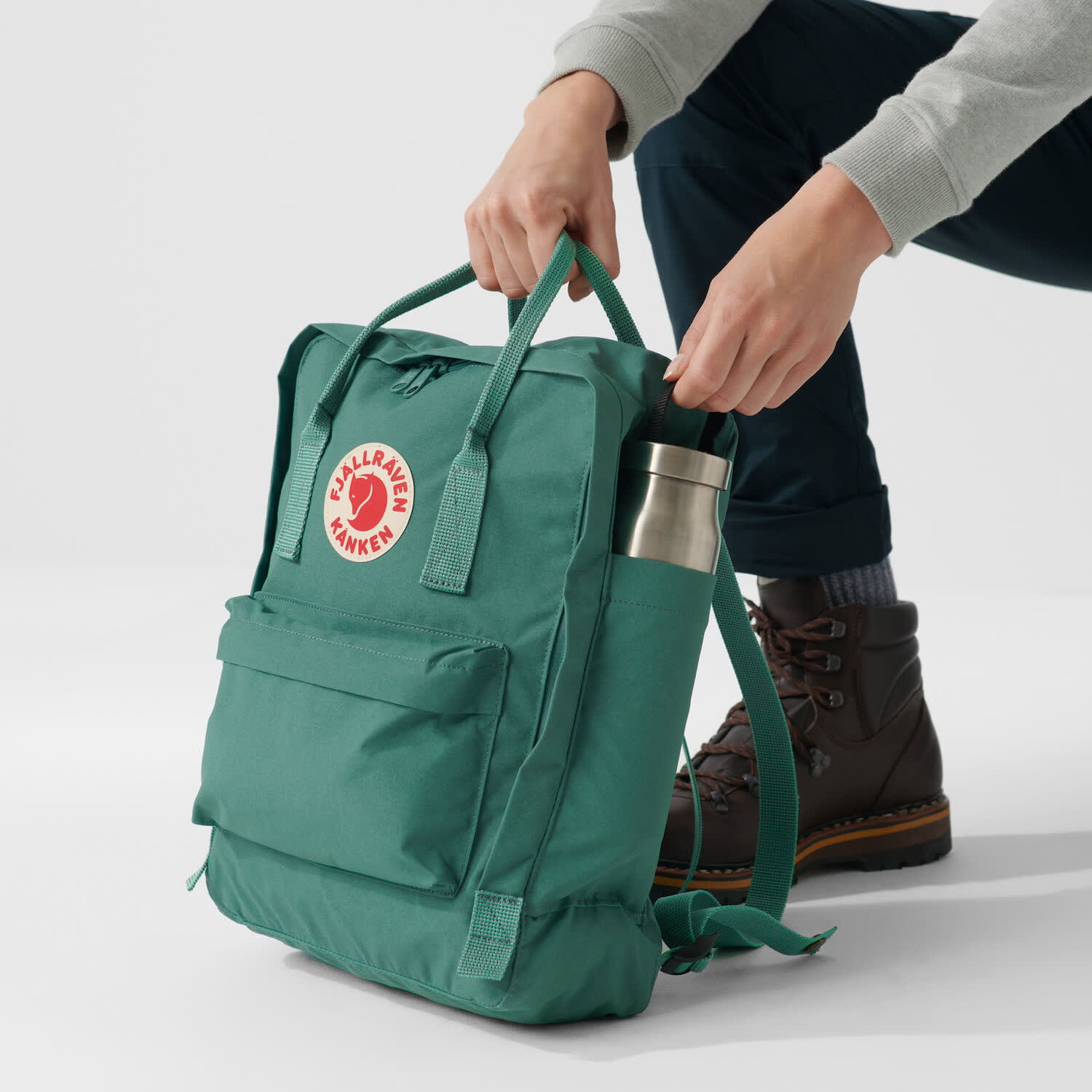 Navy blue fjallraven kanken on sale