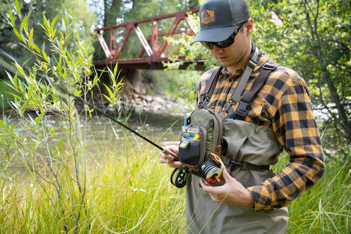 Fishpond Fishpond San Juan Vertical Chest Pack Sand/Saddle Brown Fishpond