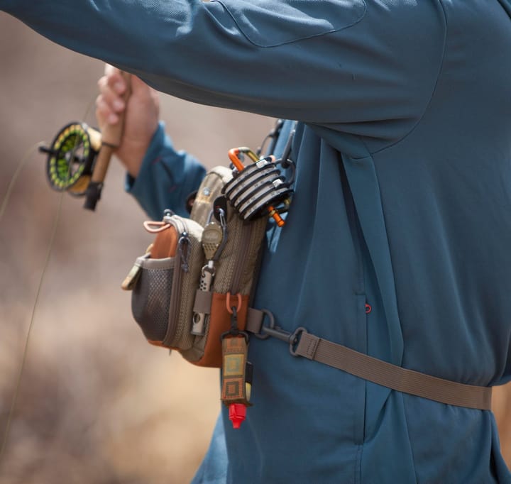 Fishpond Fishpond San Juan Vertical Chest Pack Sand/Saddle Brown Fishpond